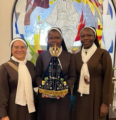 Aos Pés de Nossa Senhora Aparecida, Renovamos Nossa Missão